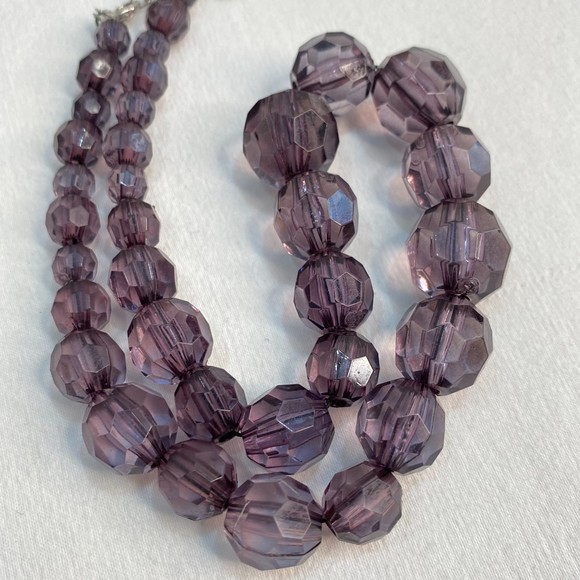 Faceted Bead Necklace Plum Purple Lucite Plastic Graduated - Picture 4 of 5